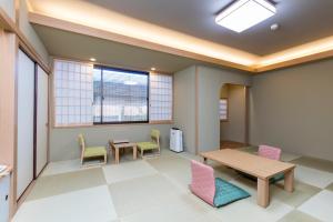 A seating area at 聖護院御殿荘
