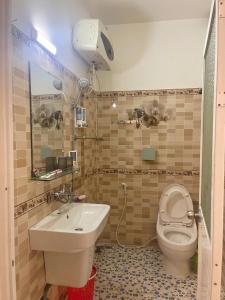 a bathroom with a toilet and a sink at X-Stay Thư Trung in Hai Phong +44 photos