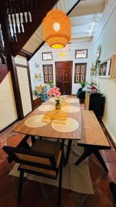 Posezení v ubytování The Bibik at 8 Clarke -NEW Entire #Unesco #HeritageHome