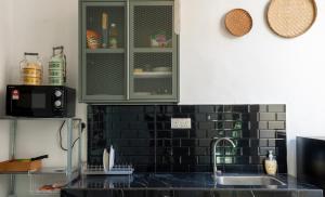 Kuchyň nebo kuchyňský kout v ubytování The Bibik at 8 Clarke -NEW Entire #Unesco #HeritageHome