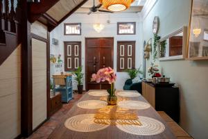 Posezení v ubytování The Bibik at 8 Clarke -NEW Entire #Unesco #HeritageHome + 17 fotografií