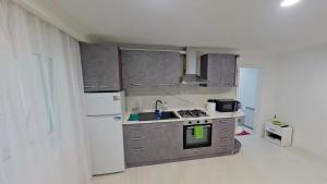 Η κουζίνα ή μικρή κουζίνα στο Lucky Apartment +2 φωτογραφίες