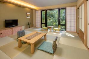 A television and/or entertainment centre at 聖護院御殿荘