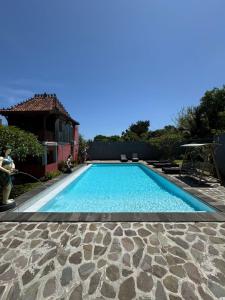 a large swimming pool in a yard at Pecatu home stay in Uluwatu