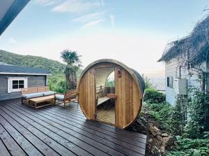 宮加三にあるSauna & Sea ATAMIの木製ポッド(ベンチ付)