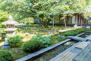A garden outside 聖護院御殿荘