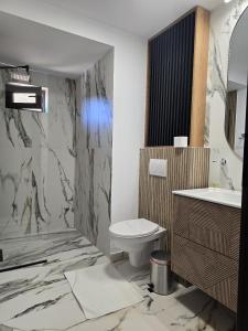 Koupelna v ubytování Hotel Yarus + 37 fotografií