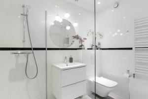 Kúpeľňa v ubytovaní Lumina 3 bedroom apart Park Szczęśliwicki