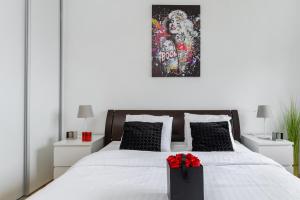 Posteľ alebo postele v izbe v ubytovaní Lumina 3 bedroom apart Park Szczęśliwicki