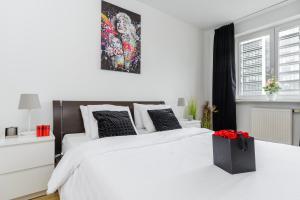 Posteľ alebo postele v izbe v ubytovaní Lumina 3 bedroom apart Park Szczęśliwicki