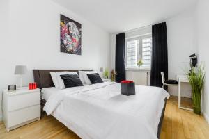 Posteľ alebo postele v izbe v ubytovaní Lumina 3 bedroom apart Park Szczęśliwicki