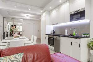 Kuchyňa alebo kuchynka v ubytovaní Lumina 3 bedroom apart Park Szczęśliwicki + 25 fotografií