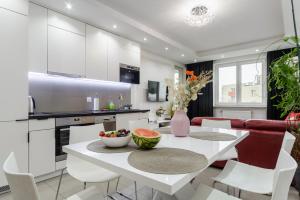 Kuchyňa alebo kuchynka v ubytovaní Lumina 3 bedroom apart Park Szczęśliwicki