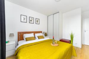 Posteľ alebo postele v izbe v ubytovaní Lumina 3 bedroom apart Park Szczęśliwicki