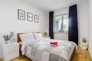 Posteľ alebo postele v izbe v ubytovaní Lumina 3 bedroom apart Park Szczęśliwicki