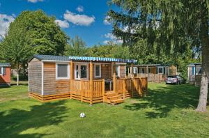 a small cabin with a deck in a yard at KNAUS Campingpark Frickenhausen in Frickenhausen