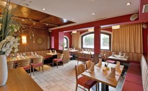 Um restaurante ou outro lugar para comer em Hotel Tiroler Stuben