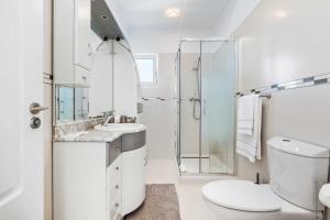 une salle de bain blanche avec douche et toilettes dans l'établissement Villa Funchal bay view, à Funchal