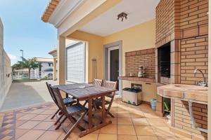 une cuisine avec une table, des chaises et un évier dans l'établissement Villa Funchal bay view, à Funchal