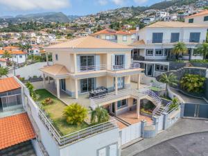 une vue aérienne d'une maison dans l'établissement Villa Funchal bay view, à Funchal