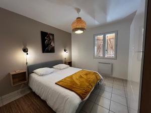 Un dormitorio con una cama grande y una ventana. en Villa Jungle house, en Alba-la-Romaine 17 fotos más