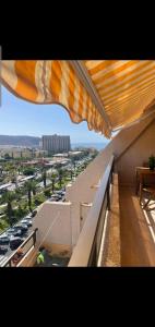 アロナにあるLos Cristianos Royal Viewsの駐車場の景色を望む建物のバルコニー