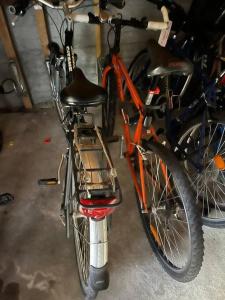 two bikes parked next to each other in a garage at Au centre d'Andernos in Andernos-les-Bains