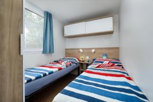 Ένα ή περισσότερα κρεβάτια σε δωμάτιο στο Albatross Mobile Homes on Valamar Camping Lanterna