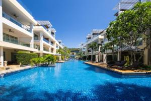 una piscina di fronte ad alcuni edifici di appartamenti di The Krabi Pelican Residence a Ban Ko Kwang
