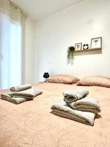 a bedroom with a large bed with towels on it at Appartement proximité Strasbourg in Lingolsheim