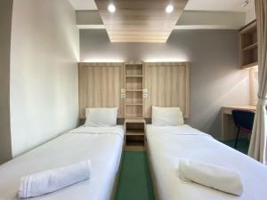 ein Zimmer mit 2 Betten in einem Krankenhaus in der Unterkunft Beauty Studio No Kitchen at Easton Park Residence Jatinangor Apartment By Travelio in Sumedang + 3 Fotos