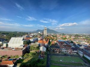 eine Luftaufnahme einer Stadt mit Gebäuden in der Unterkunft Beauty Studio No Kitchen at Easton Park Residence Jatinangor Apartment By Travelio in Sumedang