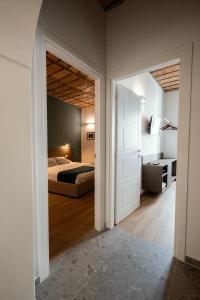 Una vista de un dormitorio con una cama y un espejo. en Casa Fortuna 278, en Roma 37 fotos más