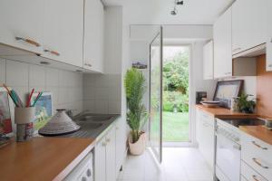 cocina con fregadero y maceta en Havre de Paix, en París
