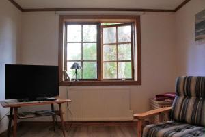 Μια τηλεόραση ή/και κέντρο ψυχαγωγίας στο Brålands Farm - fish & family friendly in nature reserve - Apartment nr 1 Öringen