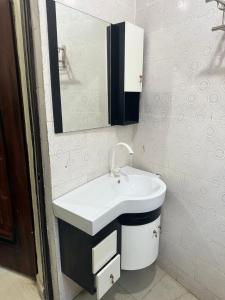 un baño con lavabo y espejo en Mont Goma, en Goma
