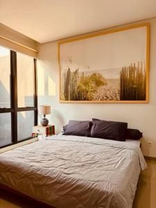 Ένα ή περισσότερα κρεβάτια σε δωμάτιο στο Cozy 2BR Bintaro Townhouse with Netflix