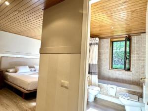 Koupelna v ubytování Mas Can Serra, casa a Queixans + 37 fotografií
