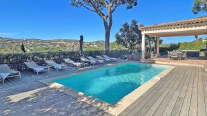 una piscina con sedie e un gazebo di Les Geais - Clair de Lune a Sainte-Maxime