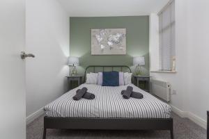 une chambre avec un lit avec deux oreillers dessus dans l'établissement Enjoy Blackpool, à Blackpool