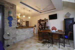 une cuisine et une salle à manger avec une table et des chaises dans l'établissement Villa Naga, pool, Kitchen, terace and garden, à Kerobokan