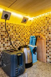  La cuisine est équipée d'un grille-pain et d'une cafetière. dans l'établissement Villa Naga, pool, Kitchen, terace and garden, à Kerobokan 54 autres photos