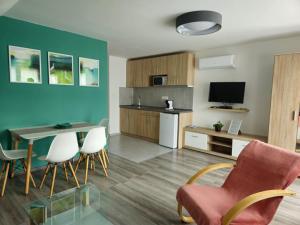 Kuchyň nebo kuchyňský kout v ubytování Éva Apartman