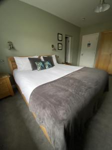 Marshpools Bed & Breakfast - Licensed near Weobley village客房内的一张或多张床位