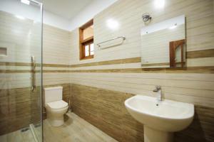 un baño con lavabo e inodoro en Imon Lanka Beach Hotel, en Matara