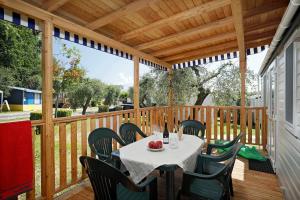 Balkón nebo terasa v ubytování Albatross Mobile Homes on Camping Eden