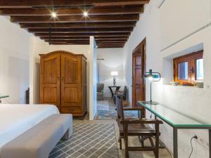 a bedroom with a bed and a desk and a table at Casa Chica Villas Cruz Mayor in Balcon de Telde