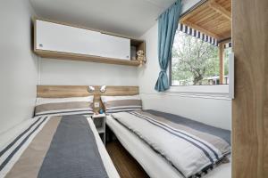 Postel nebo postele na pokoji v ubytování Albatross Mobile Homes on Camping Eden