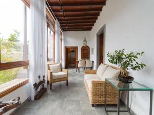 a living room with a couch and a glass table at Casa Chica Villas Cruz Mayor in Balcon de Telde