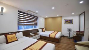 Postel nebo postele na pokoji v ubytování Sắc Màu Hotel Hn - by BAY LUXURY + 3 fotografie